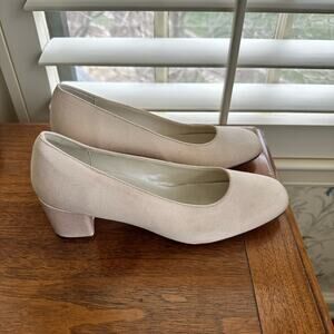 Fantura! Nude satin pumps